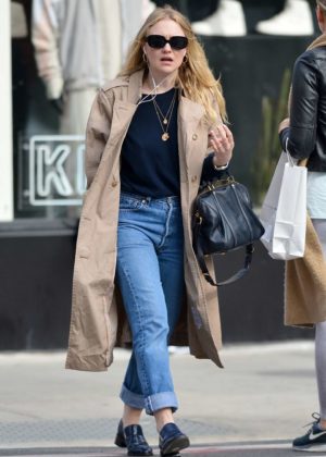 Dakota Fanning - Out for a stroll in NYC